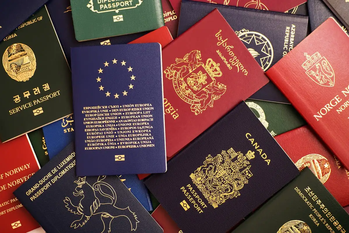 Passeports "les plus puissants" pour voyager en 2023: où se situe la France ?