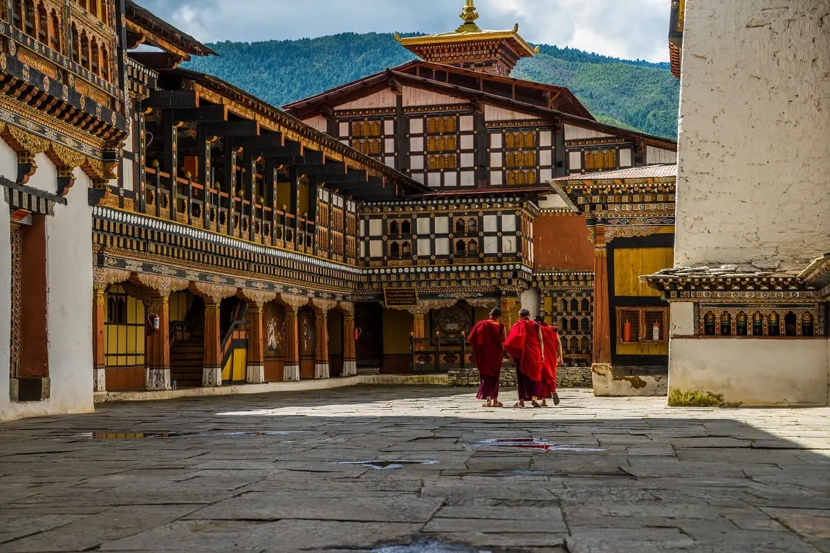 Moines dans un monastère au Bhoutan