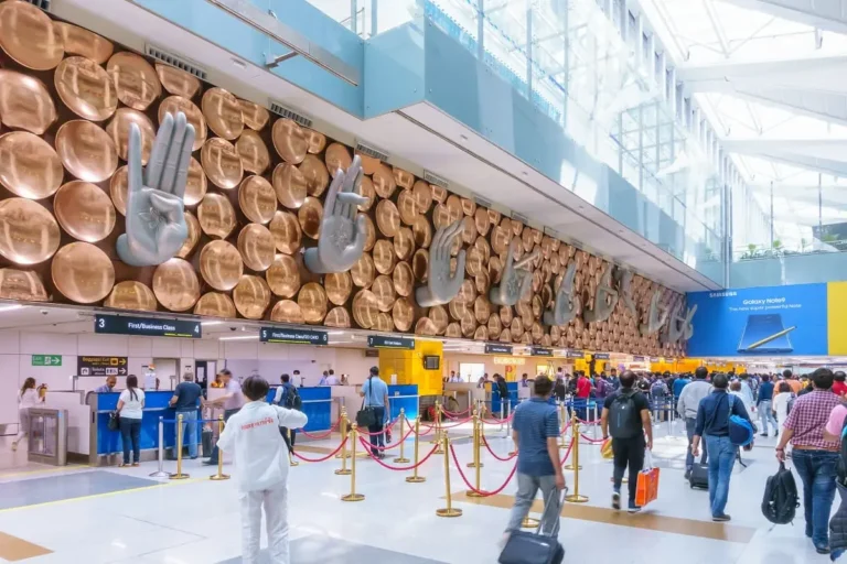 Inde : l’aéroport de Delhi installe des kiosques d’enregistrement biométrique pour un traitement plus rapide de l’immigration