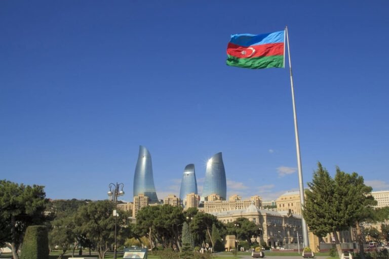 Azerbaiyán mantiene el cierre de sus fronteras terrestres hasta 2026