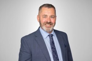 ETA à Guernesey : Marc Leadbeater défend l’exemption accordée aux excursionnistes français face à Nigel Farage