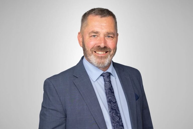 ETA à Guernesey : Marc Leadbeater défend l’exemption accordée aux excursionnistes français face à Nigel Farage