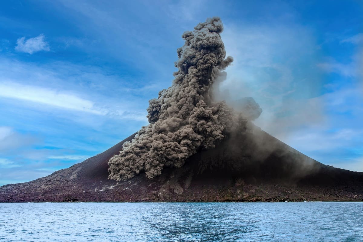 Indonesia: un permiso de estancia de emergencia para los extranjeros atrapados por la erupción del Krakatau