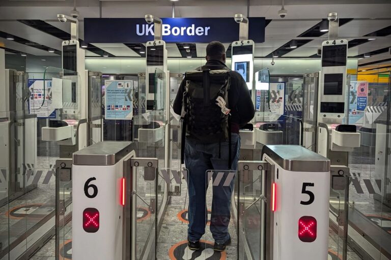 Royaume-Uni : les eGates passent progressivement au sans contact depuis le 6 octobre 2026