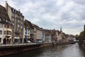 Strasbourg Secrète : L'Art de Voyager Contre le Courant dans la Capitale Alsacienne