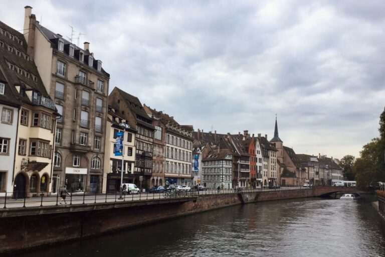 Strasbourg Secrète : L'Art de Voyager Contre le Courant dans la Capitale Alsacienne