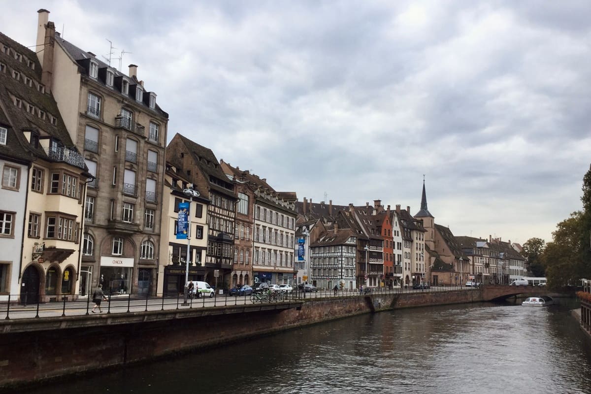 Strasbourg Secrète : L'Art de Voyager Contre le Courant dans la Capitale Alsacienne